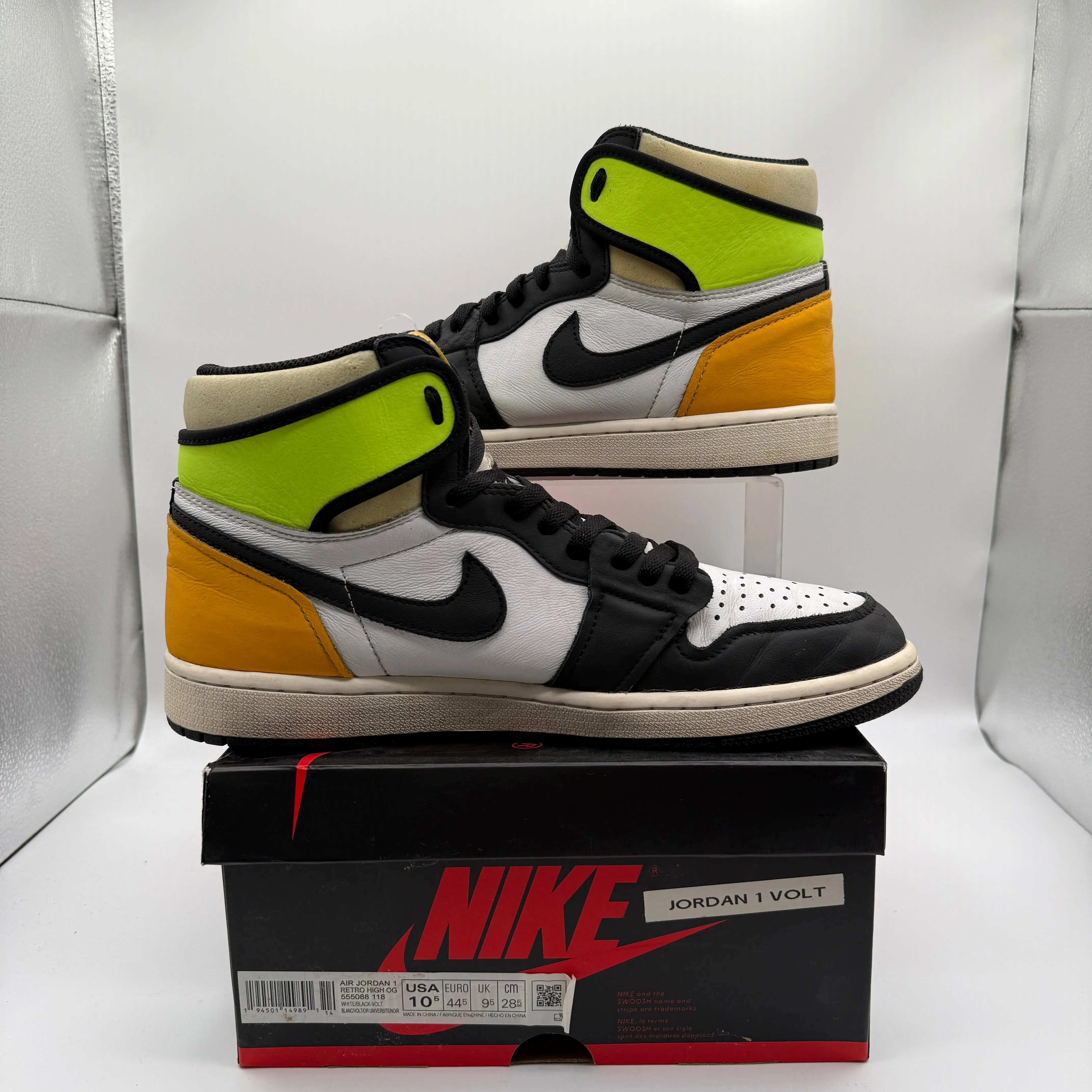 Jordan 1 Retro High OG Volt *pre-owned* (SIZE 10.5)