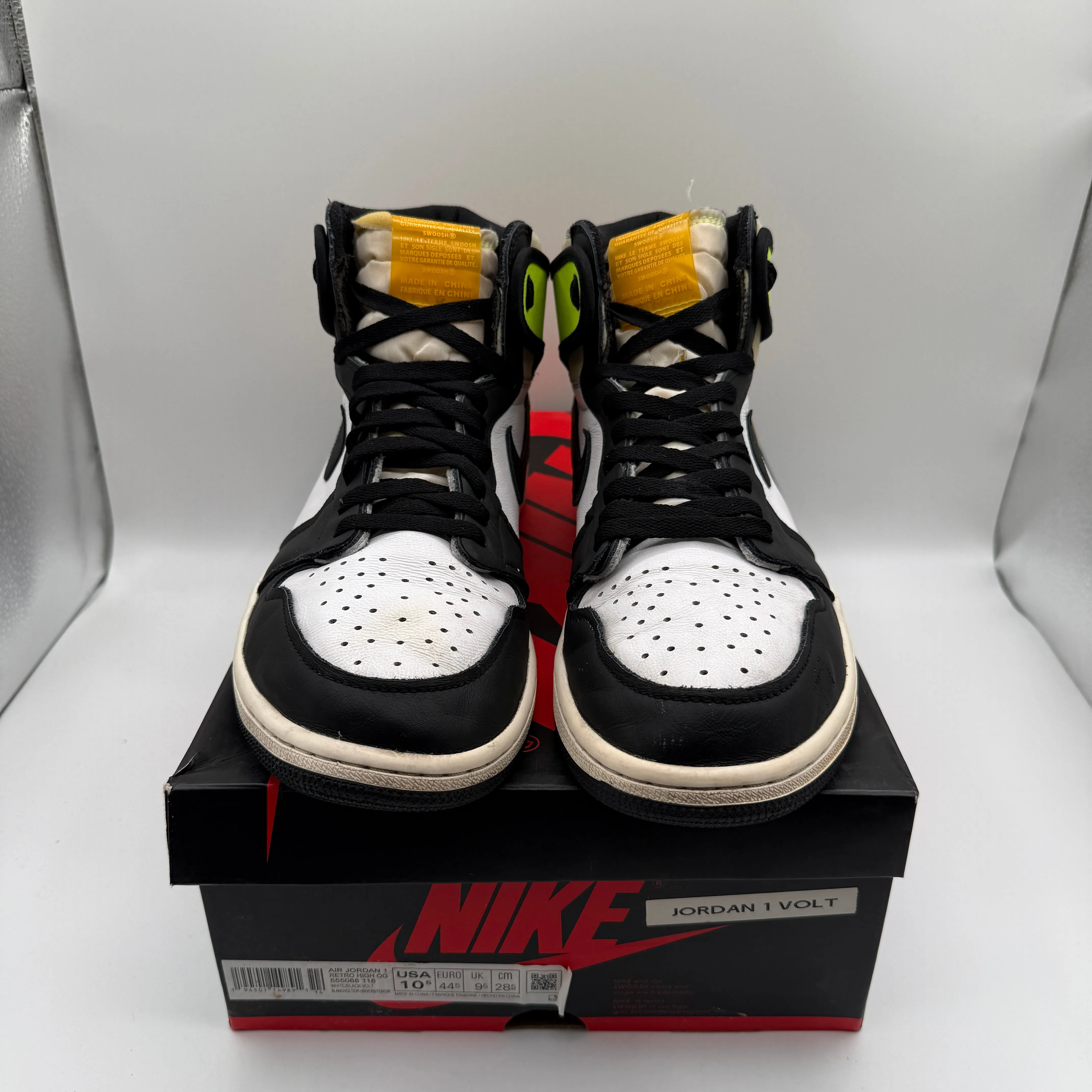 Jordan 1 Retro High OG Volt *pre-owned* (SIZE 10.5)