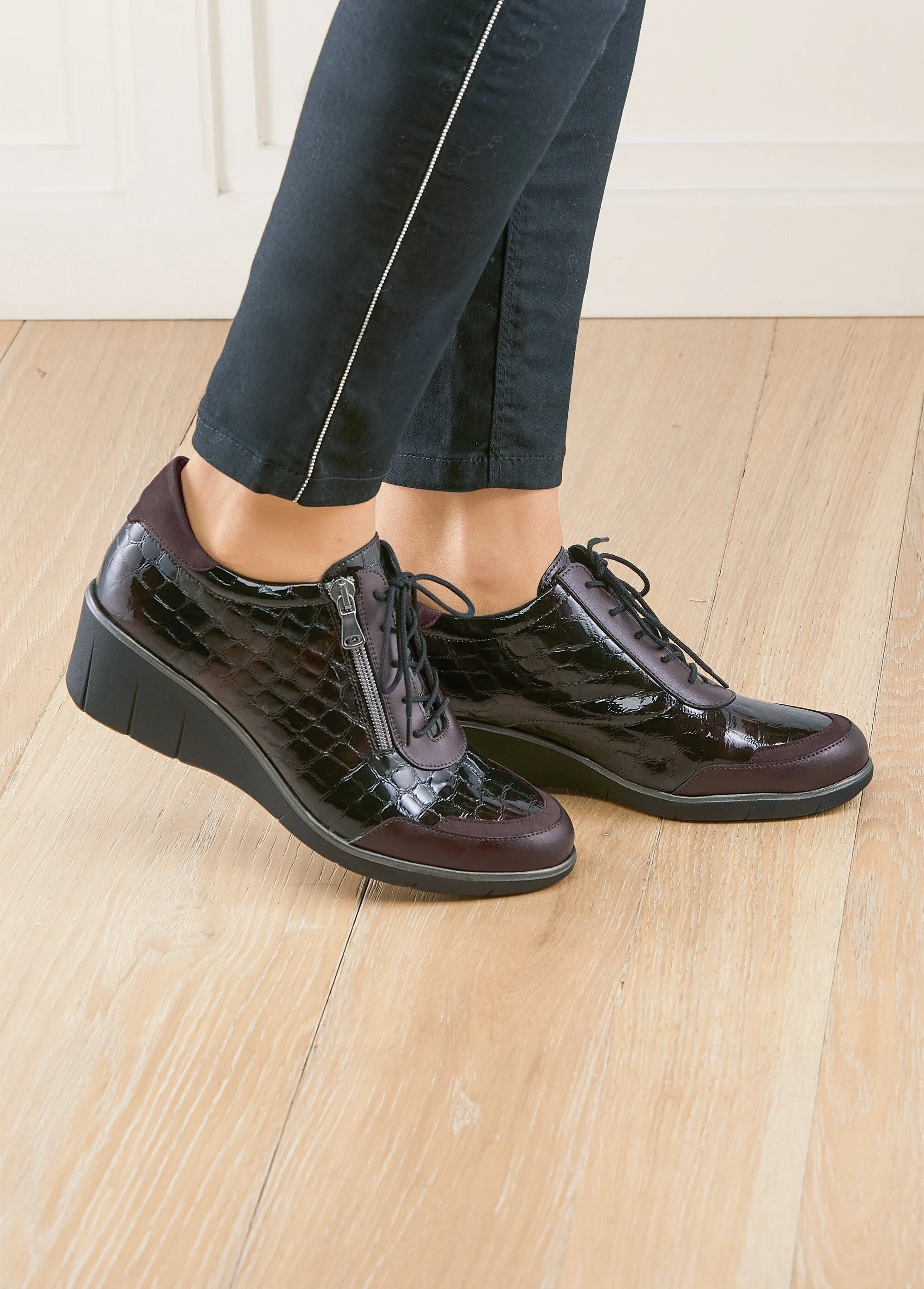 Laced and zipped derby