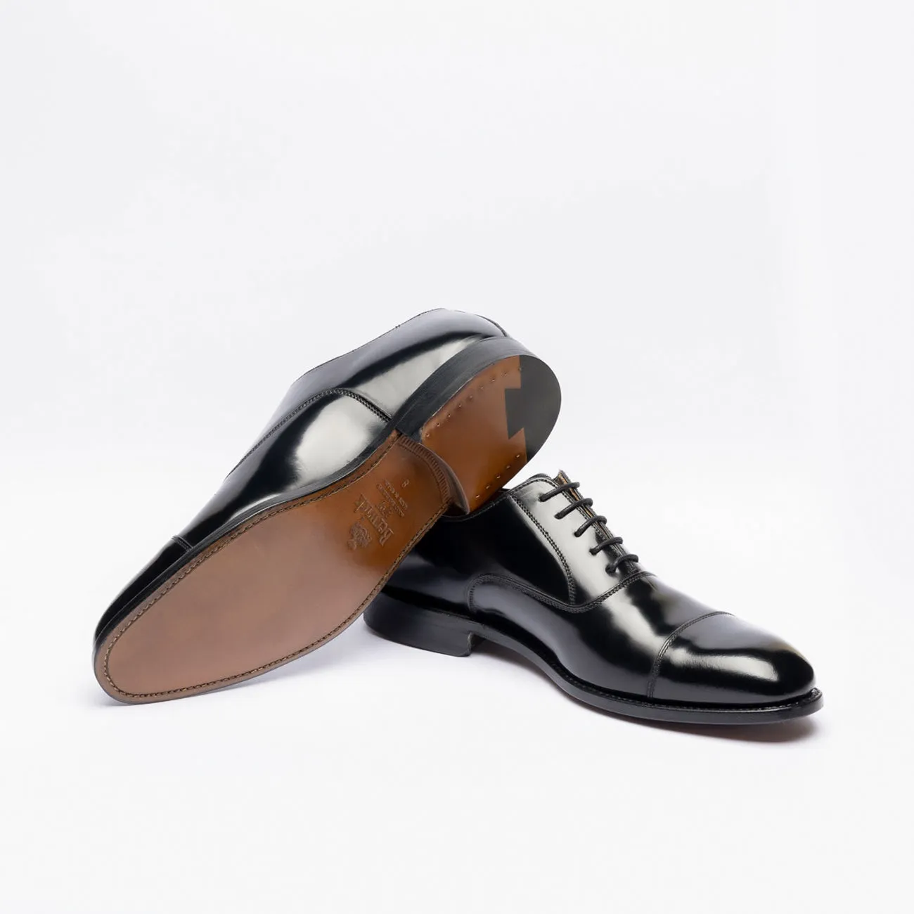 Stringata oxford Berwick 5217 in pelle nera spazzolata