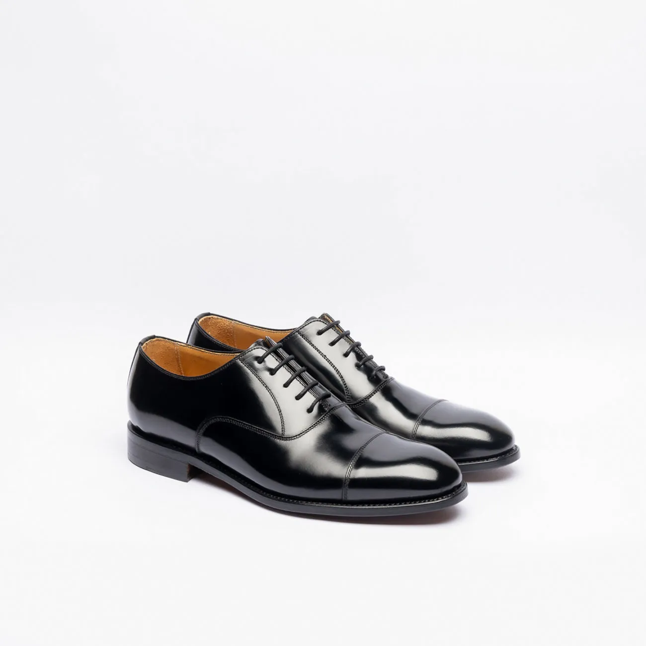 Stringata oxford Berwick 5217 in pelle nera spazzolata