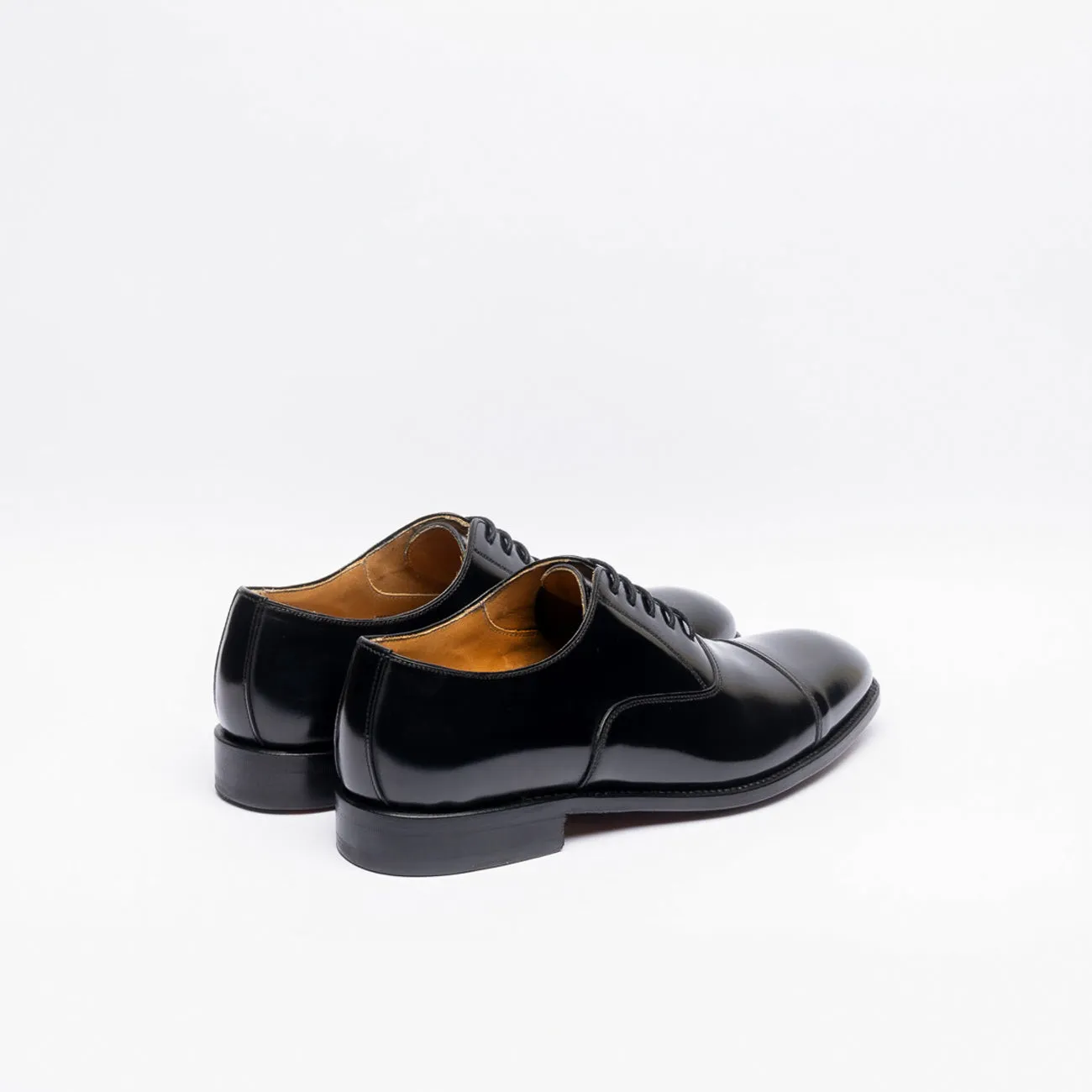 Stringata oxford Berwick 5217 in pelle nera spazzolata