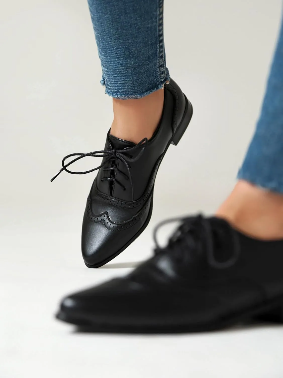Women's Pointed Toe Oxford Flats Lace Up Brogue Comfort Wingtip Shoes Vintage Dress Low Heel Closed Toe Pumps